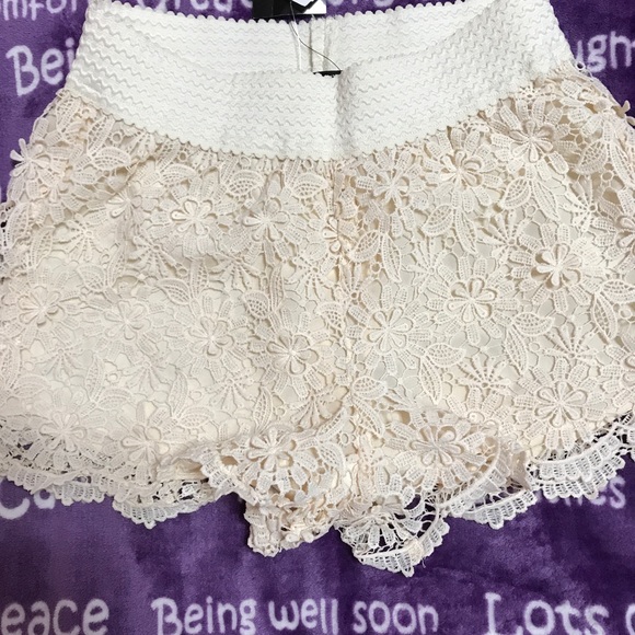Cream colored flower print shorts - Picture 1 of 5